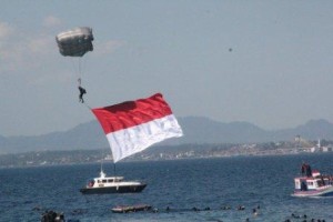 penerjun payung di pantai malalayang