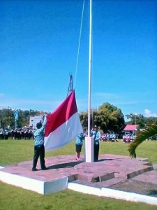 Mengibaran bendera merah putih
