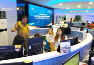 Kadis Kominfo Kota Manado Erwin Kontu berada di Ruang Cerdas Command Center Pemkot Manado, pusat Call Center Manado Siaga 112.