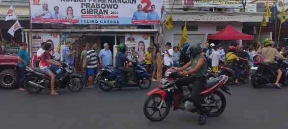 Kondisi jalan Teling saat Panglima Jimbaro turun langsung dikerumini masyarakat