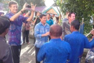 Didampingi Walikota Manado, Dubes Robert Blake Tanam Pohon di Bunaken