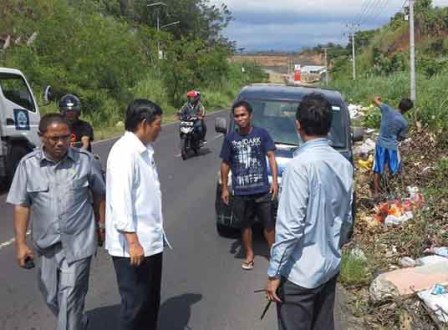 Walikota Manado Pergoki Warga Buang Sampah di Ringroad