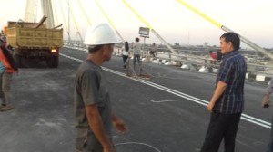 Tinjau Jembatan Soekarno, GSVL Berharap Finishing Dikerjakan Dengan Baik