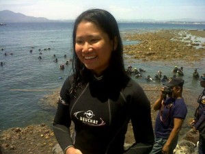 Siswi SMA 9 Binsus Manado Jadi Pembentang Bendera di Bawah Laut Pantai Malalayang Manado