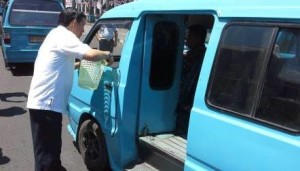Walikota Manado saat membagikan keranjang sampah