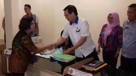 Walikota GSVL Serahkan Prona Sertifikat Tanah Bagi Warga Manado