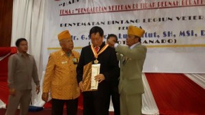 Walikota Manado GS Vicky Lumentut Terima Penghargaan Bintang LVRI