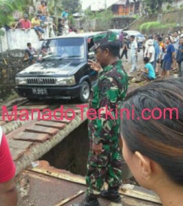 Jalan Putus, Warga dan Aparat Membuat Jembatan Darurat dari Batang Kelapa