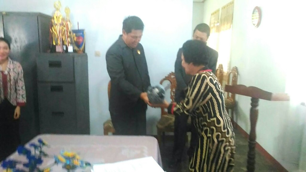 Berziarah… Kandouw Sempatkan Diri Kunjungi Lansia di Panti Sosial Tresna Wreda Ina I Sahati