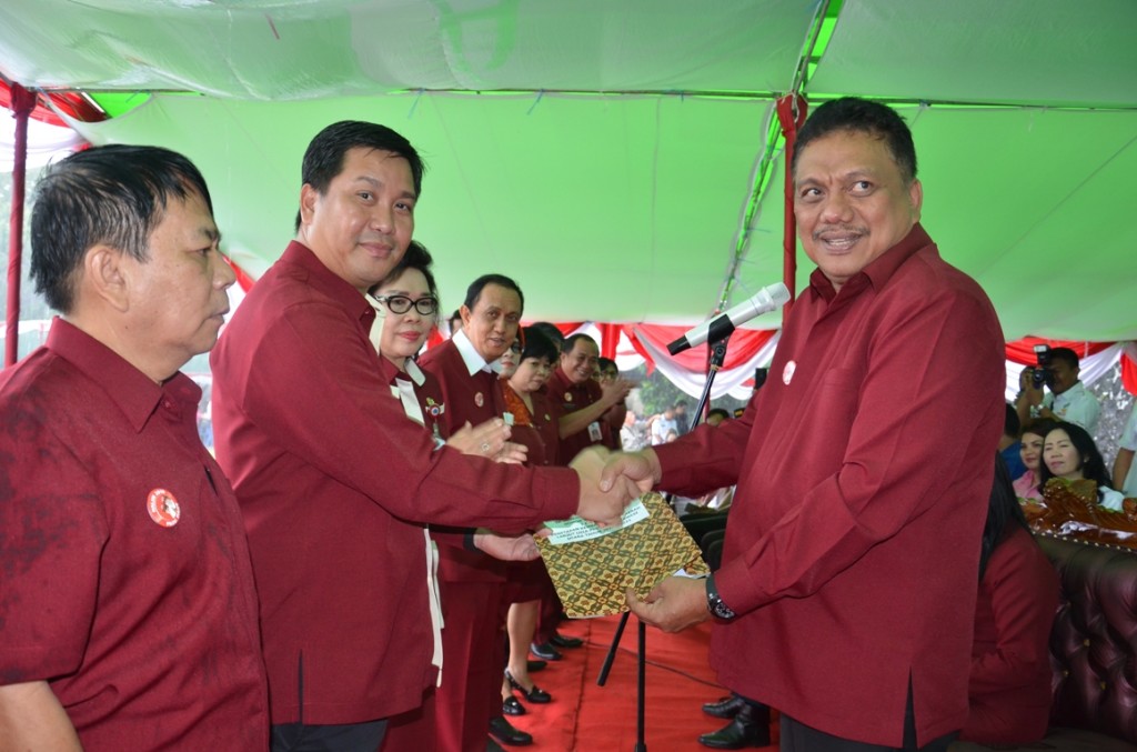 Gubernur Dondokambey Resmi Lantik Wagub Kandouw Sebagai Komda Lansia Sulut