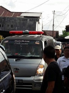 Isak Tangis Para Pejabat dan Warga Minsel Sambut Jenazah Alm Ben BT Watung