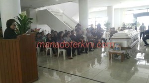 Almarhum Drs Ben BT Watung MSi Disemayamkan di DPRD Minsel