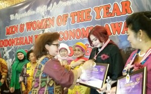 Bupati VAP Terima Penghargaan Woman of The Year 2016