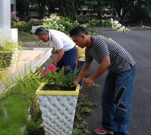 Wabup Minsel Pimpin Gerakan Bersih-Bersih Diseputaran Kantor Bupati