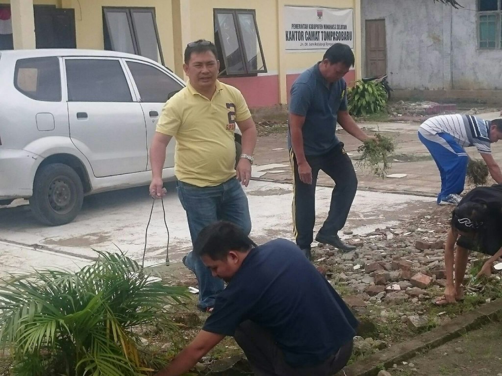 Camat Tompasobaru Pimpin Bersih-Bersih Kantor