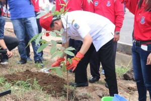 Ikut Tanam Pohon di Manado Bypass, Walikota GSVL Ajak Jaga Kelestarian Alam