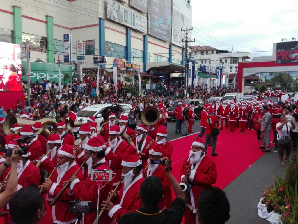 Ratusan Santa Claus Turun di Jalan Boulevard Gubernur Olly : Tahun Depan Dibuat Lebih Meriah