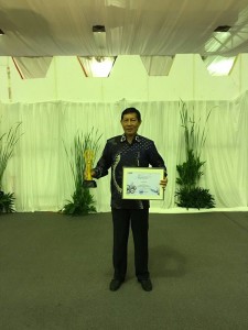 Walikota Manado, GS Vicky Lumentut menerima penghargaan dari LKPP dalam Rakernas LPSE di Balai Kartini Jakarta