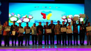 Wali Kota Manado, GS Vicky Lumentut bersama penerima penghargaan dari LKPP dalam Rakernas LPSE di Balai Kartini Jakarta