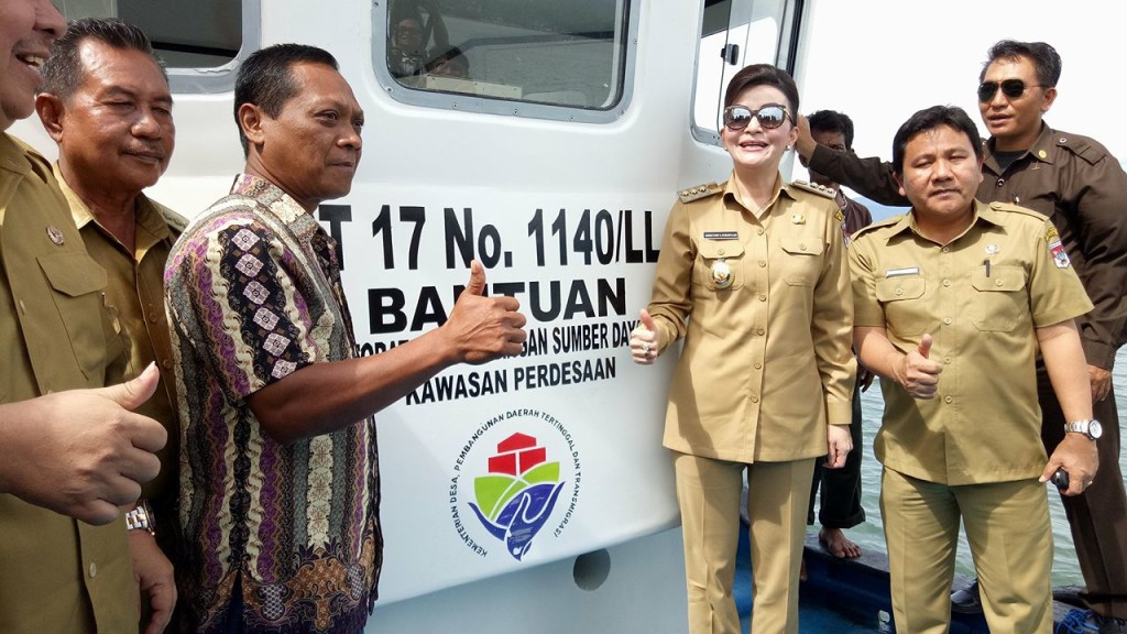 Bupati Tetty Serahkan Kapal Penangkap Ikan Kepada BUMDes Sinsay