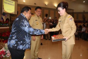 Bupati Minsel Terima DIPA TA 2017 Dari Gubernur Sulut