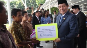 Walikota Manado, GS Vicky Lumentut membagikan bantuan Program Keluarga Harapan (PKH) bagi keluarga miskin didampingi Kadis Sosial Manado, Frans Mawitjere