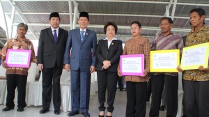 Walikota Manado, GS Vicky Lumentut membagikan bantuan Program Keluarga Harapan (PKH) bagi keluarga miskin didampingi Kadis Sosial Manado, Frans Mawitjere
