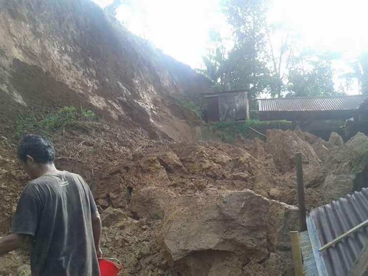 Satu Rumah Milik Warga Desa Pinapalangkow Rusak Parah Dihantam Tanah Longsor