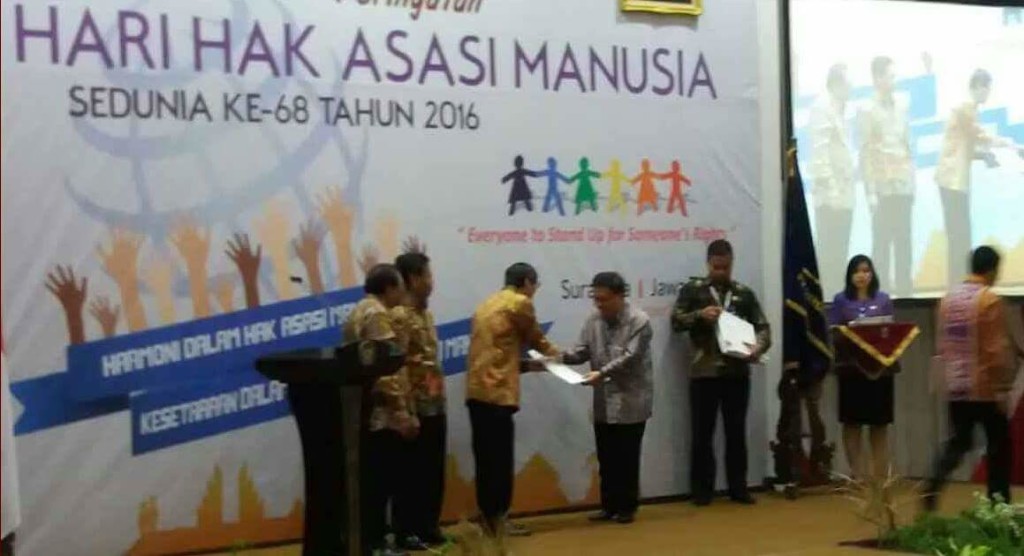 Peduli HAM, Bupati JS Dapat Penghargaan