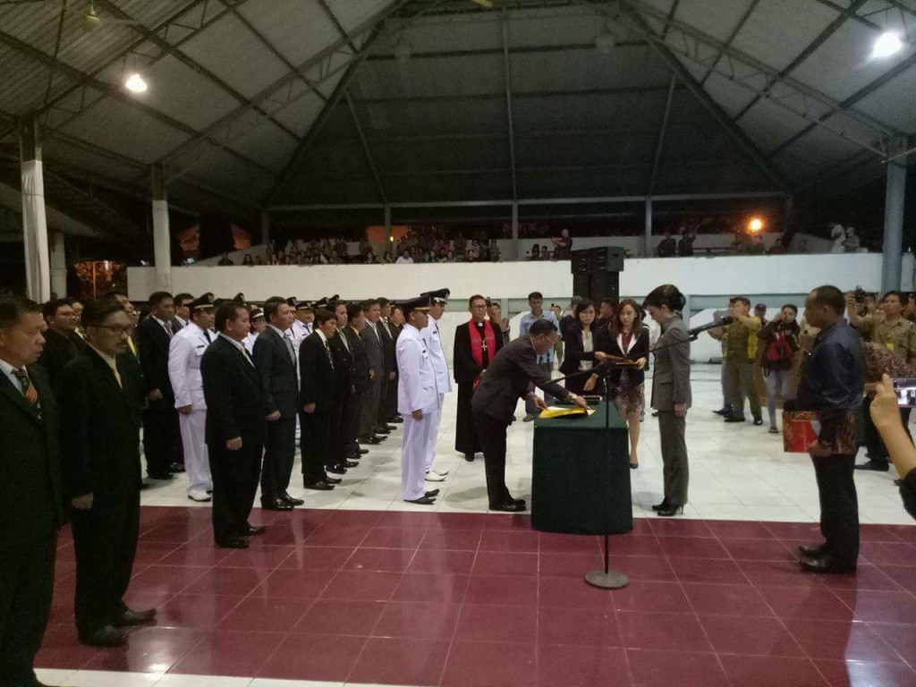 Kado Tahun Baru, Bupati Tetty Rolling 634 Pejabat Minsel