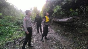 Ratusan Anggota Polres Minsel Bersihkan Pohon Tumbang dan Tanah Longsor Dijalanan