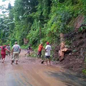 Tanah Longsor Tutupi Jalan Alternatif Antar Kab/Kota‎, Lurah Kerahkan Pala Dan RT‎‎