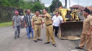 Singkirkan Longsor, BPBD Minsel Sewa Alat Berat