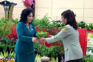 Ibu Rita Ajak Masyarakat Tanam Rica
