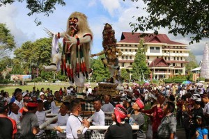Pawai Ogoh-Ogoh Tonjolkan Harmomisasi Masyarakat Manado