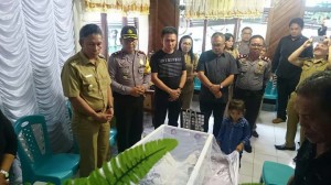 Wabup Minsel Melayat ke Rumah Duka Korban Pembunuhan di Tompasobaru