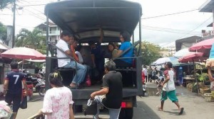 Akibat Demo Supir Angkot, Penumpang Terlantar Diangkut Kendaraan Polisi Sulut