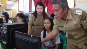 Wabup Minsel Buka UNBK di SMK N 1 Amurang