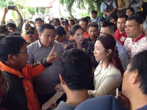 Tuntut Kesejahteraan, Petugas Kebersihan Demo Dewan Kota Manado