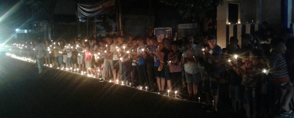 Gerakan Seribu Lilin Untuk Ahok, Warga Minut Tumpah Ruah di Ruas Jalan Aimadidi