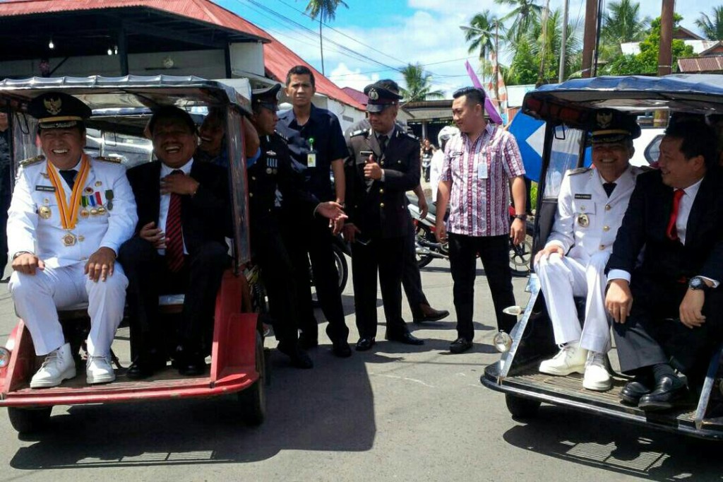 Gubernur dan Wagub Jadi Penumpang Bentor di Ratahan