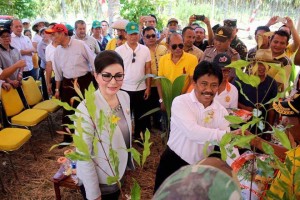 Tunjang Program Jokowi, Bupati dan Wabup Minsel Tanam Jagung Bersama Dirjen Perkebunan