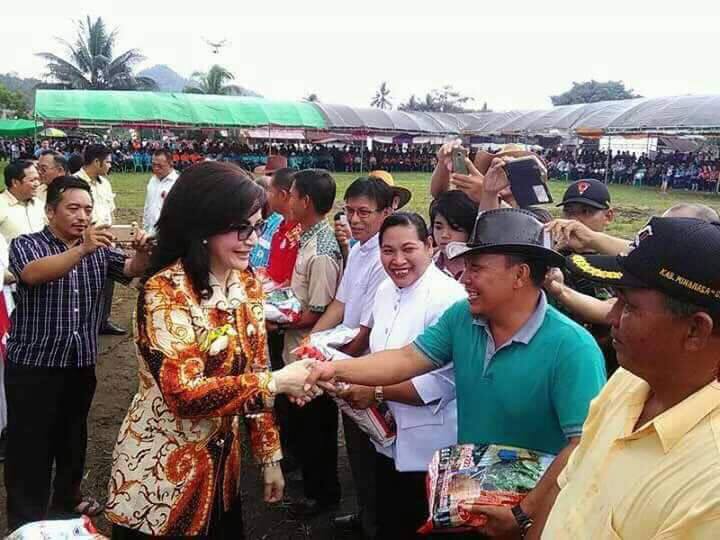 Hadiri Hapsa P/KB Sinode GMIM ke- 55, Bupati Minsel Serahkan Bantuan Alat Pertanian dan Bibit Jagung