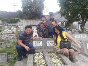 Wagub Kandouw dan Ibu dr Devi Ziara ke Makam Keluarga di Malang