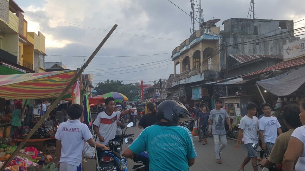 H-1 Jelang Pengucapan Syukur, Pasar 54 Amurang dan Tumpaan Dipadati Warga