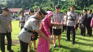 Peringati HUT Polri ke- 71, Kapolres Minsel Gelar Tabur Bunga di TMP Amurang