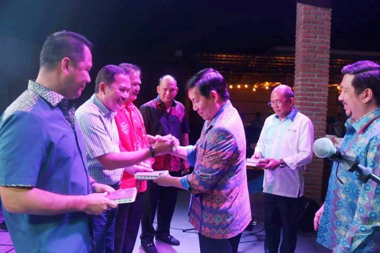 Warga Kawanua Palu Dapat Hadiah Alkitab Bahasa Manado dari Walikota GSVL-MOR