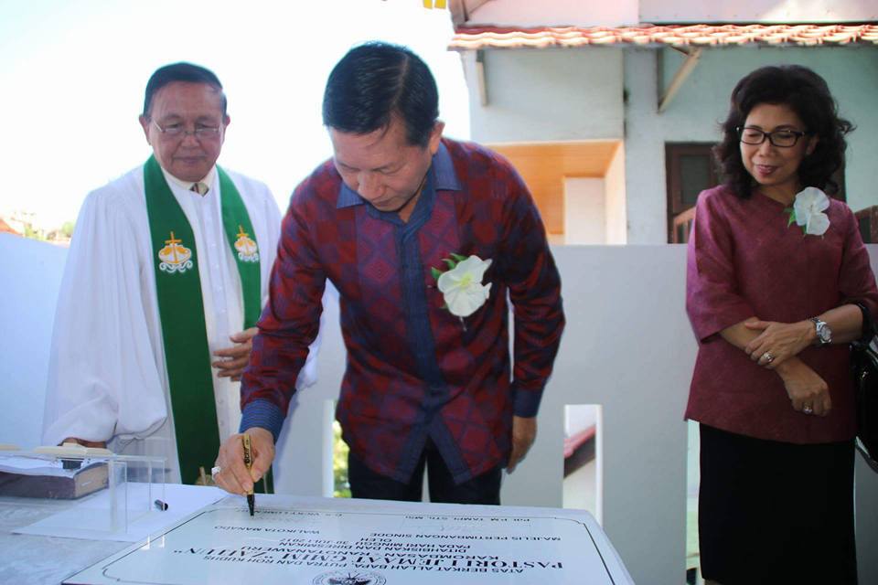 Tanda Tangani Prasasti, Walikota Manado Resmikan Pastori GMIM Zaitun Karo-Weru