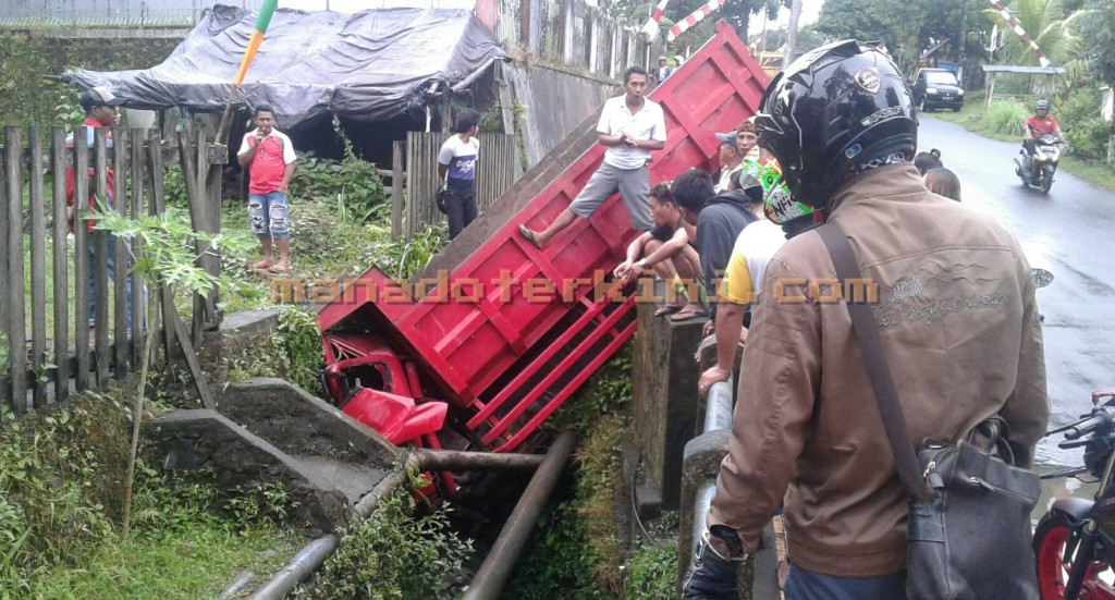 Astagaaa…!! Oma Menyebrang Jalan, Dump Truck ‘Ta Isi Di Got’