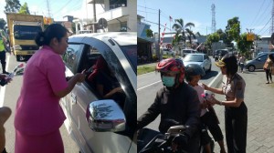 Turun Ke Jalan, Polwan Dan Bhayangkari Minut Bagi-Bagi Bunga Serta Coklat